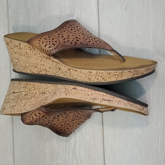 Clarks "Like New"Womens T Strap Wedge Comfort Sandals shoes sz 8M - Picture 7 of 11